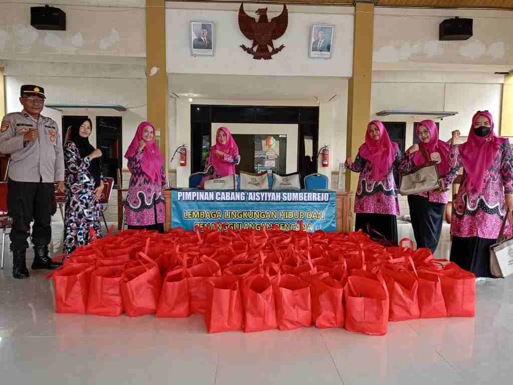 MasyaAllah, PCA Sumberrejo bagikan 100 paket sembako untuk korban banjir di Gondang