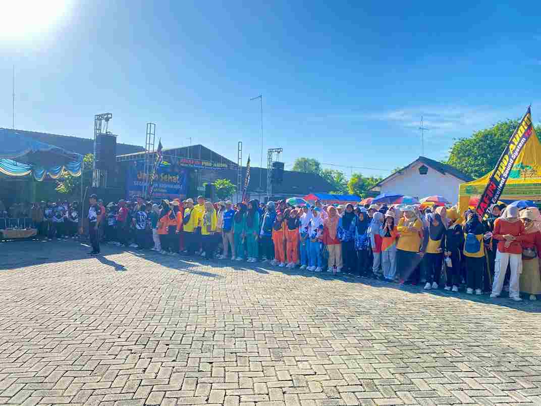 Jalan Sehat Dalam Rangka Memperingati HUT PGRI Ke-80 dan HGN 2025 di Sugihwaras Berlangsung Meriah
