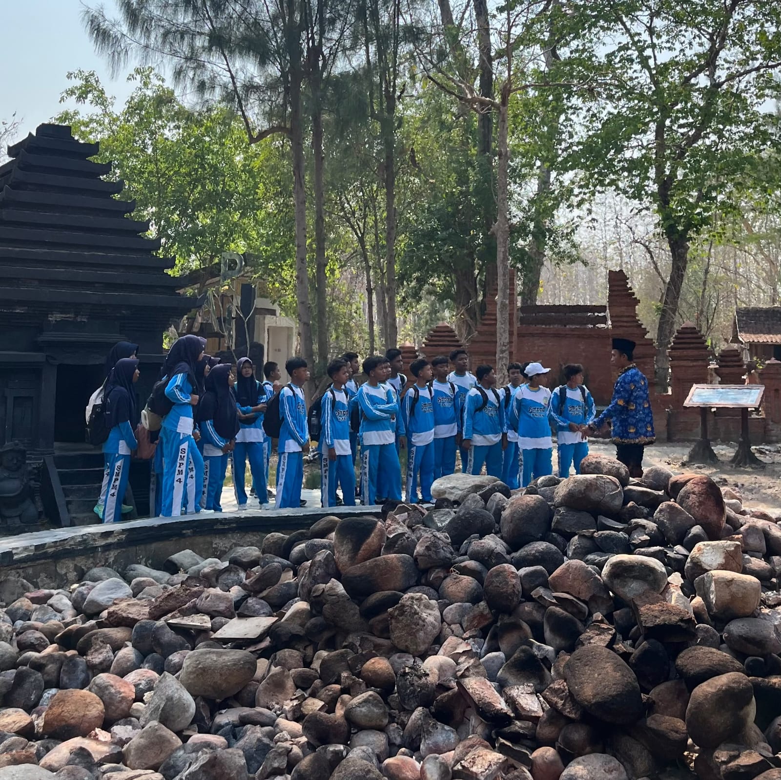 Outing Class ke Kayangan Api, Siswa SMP Muhammadiyah 4 Balen Belajar Sejarah dan Fenomena Api Abadi