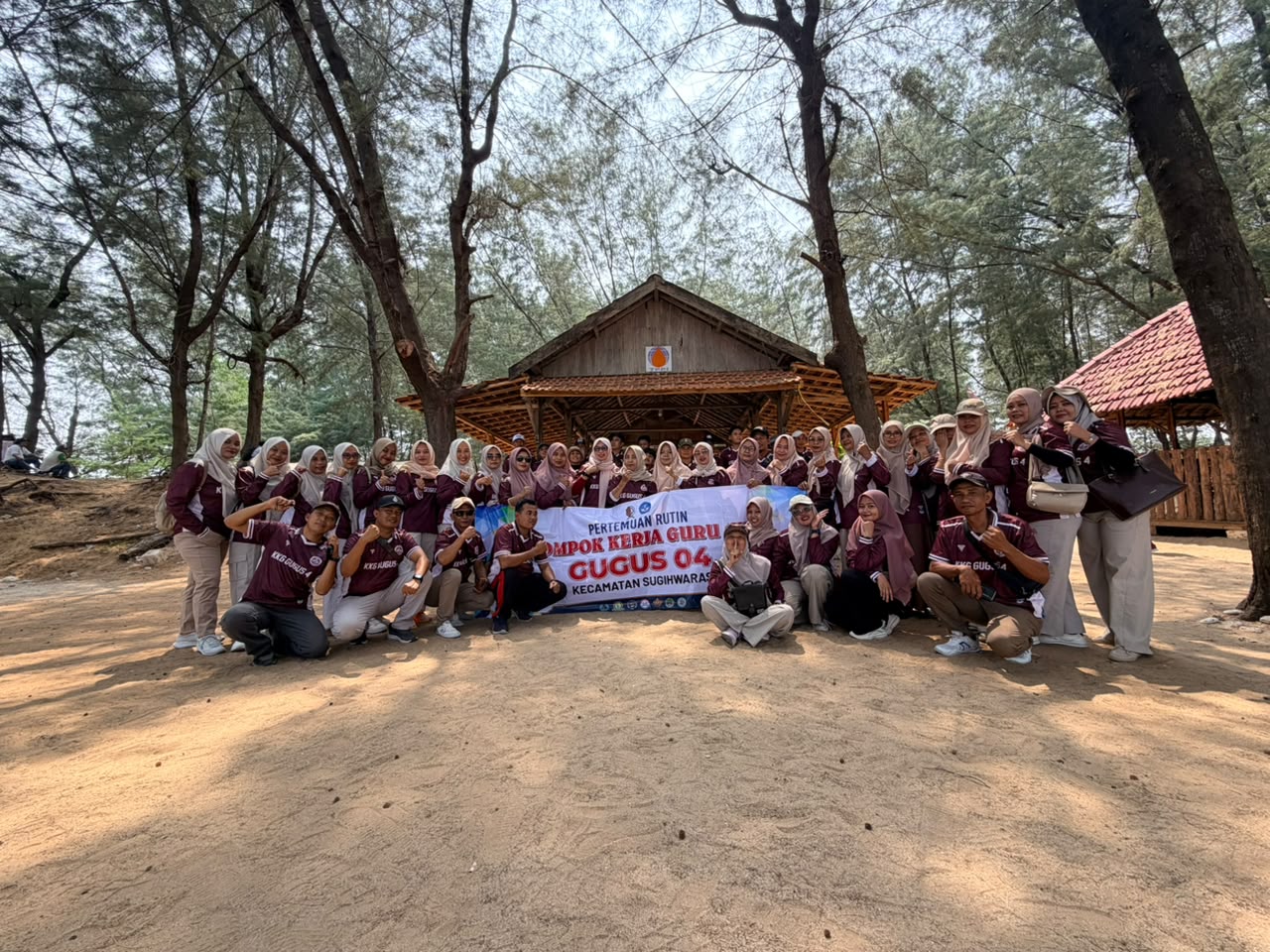 Perkuat Kekompakan Guru, KKG Gugus 04 Sugihwaras Gelar Pertemuan Rutin dan Outbound di Pantai Panduri